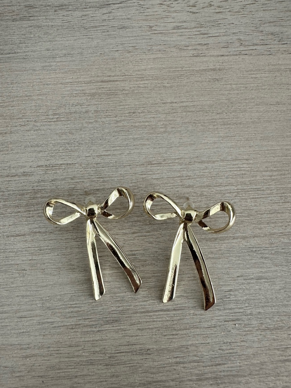 Dangly gold bow earrings
